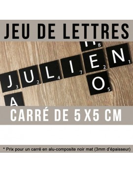 Jeu de lettres en carré de 5 x 5 cm en alu noir et lettre blanche
