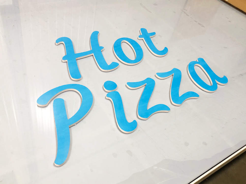 Lettres, logo et enseigne en PVC découpés relief pour la pizzeria HOT PIZZA