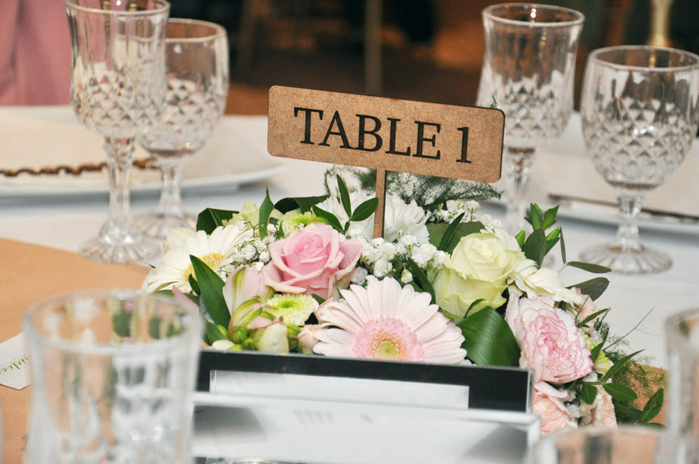 Décoration table des mariées avec prénoms en bois