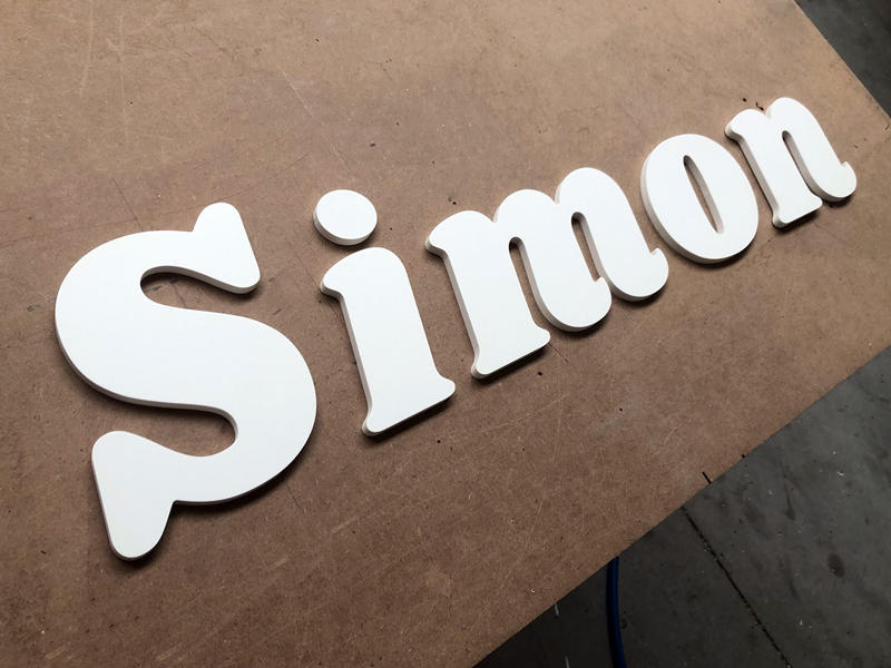 Prénom en lettres découpées PVC pour Simon