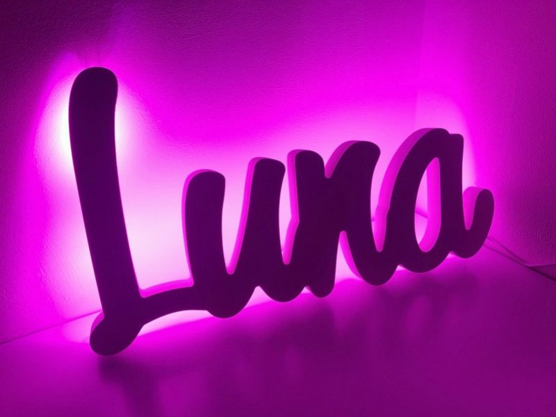 Pr nom lumineux rose pour la chambre de Luna Pr nom lumineux